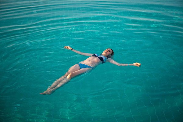 Quelles sont les techniques pour créer une ambiance sonore qui s'adapte à l'action dans un jeu de survie horrifique ?